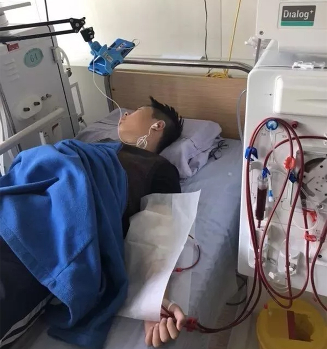 20 tuổi đã phải chạy thận cả đời, bác sĩ chỉ biết thốt lên đau xót: "Có dấu hiệu suy thận thế này sao không khám sớm"?- Ảnh 1.