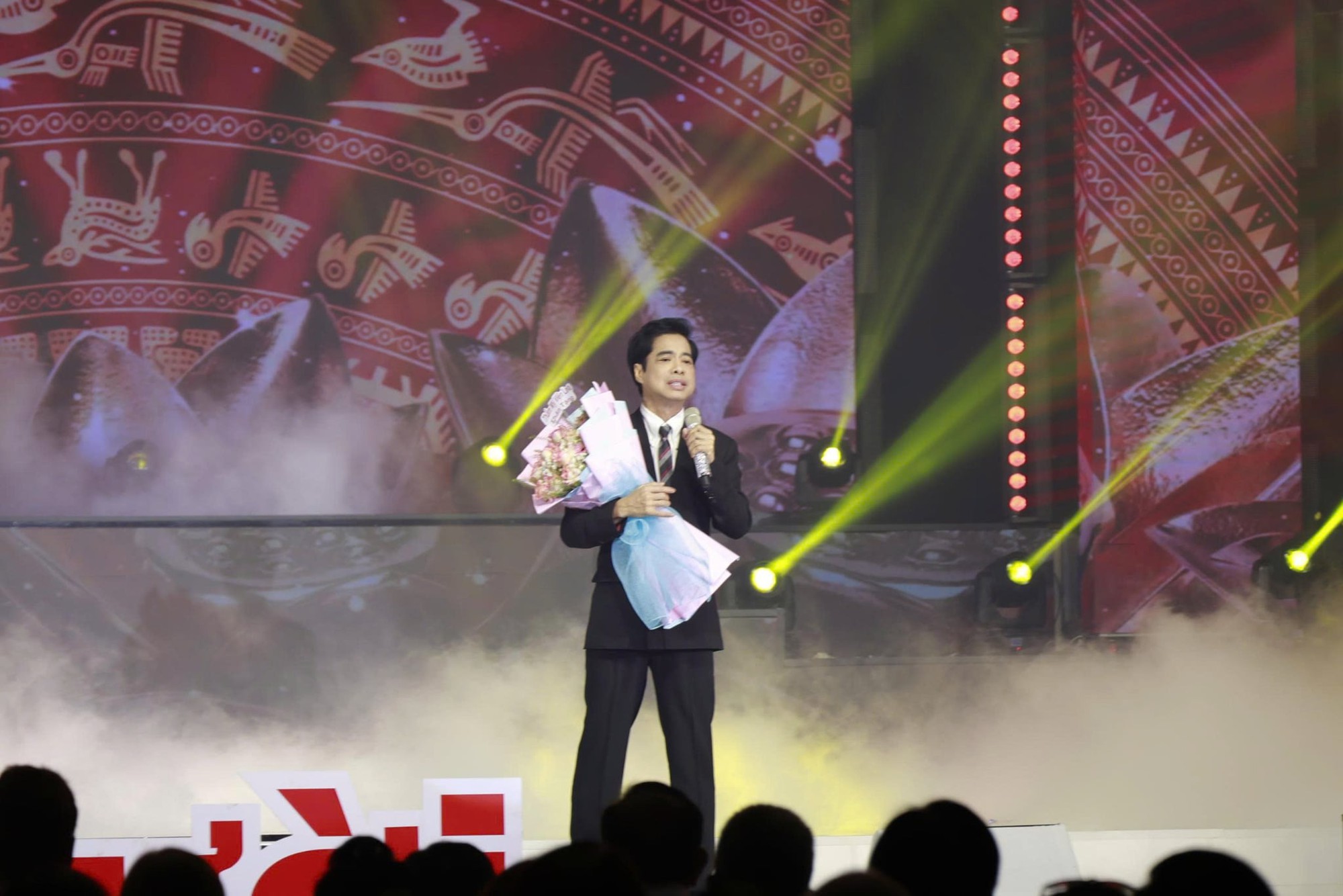 Loạt sao Việt trình diễn không cát-xê, chia sẻ với đồng bào miền Trung sau bão lũ- Ảnh 1.