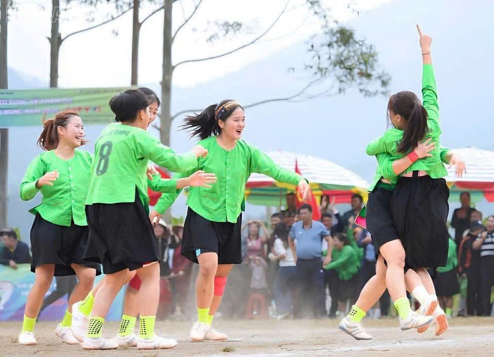 Giải bóng đá dễ thương số 1 thế giới: Khi các cô gái tự hào mặc trang phục dân tộc ra sân thi đấu- Ảnh 3.