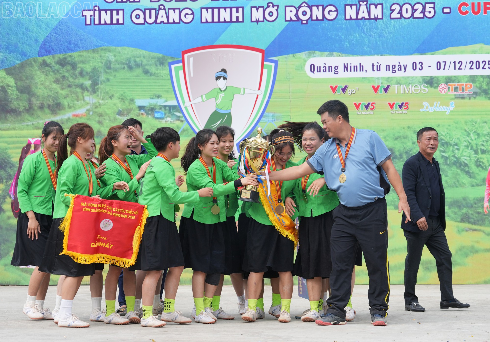 Giải bóng đá dễ thương số 1 thế giới: Khi các cô gái tự hào mặc trang phục dân tộc ra sân thi đấu- Ảnh 9.