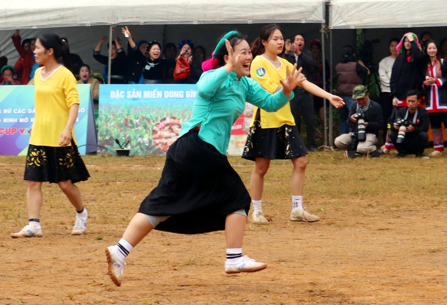 Giải bóng đá dễ thương số 1 thế giới: Khi các cô gái tự hào mặc trang phục dân tộc ra sân thi đấu- Ảnh 4.