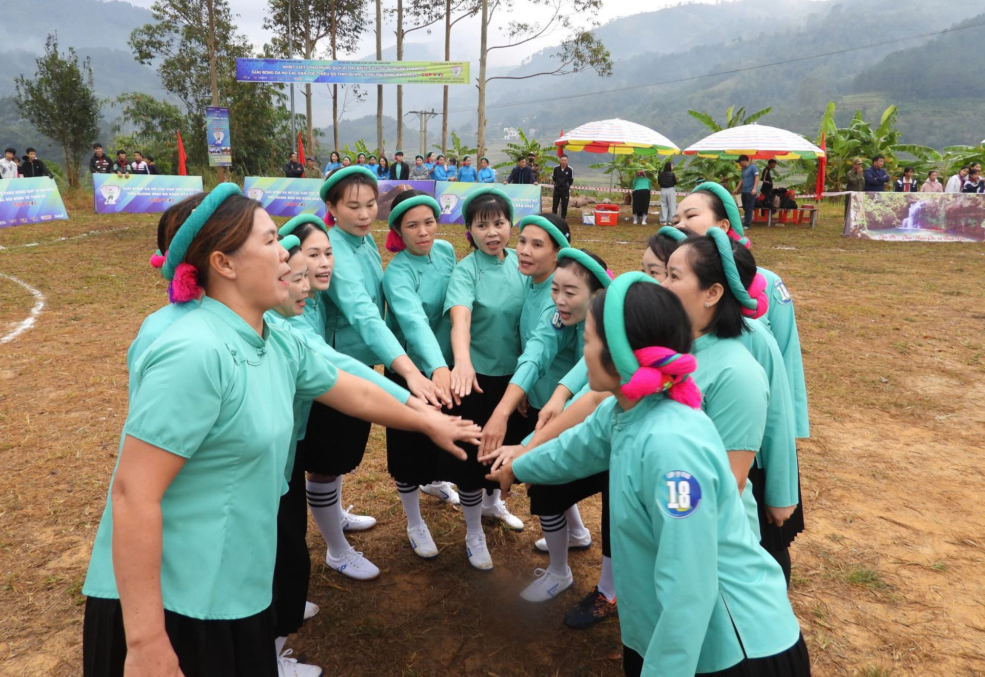 Giải bóng đá dễ thương số 1 thế giới: Khi các cô gái tự hào mặc trang phục dân tộc ra sân thi đấu- Ảnh 5.