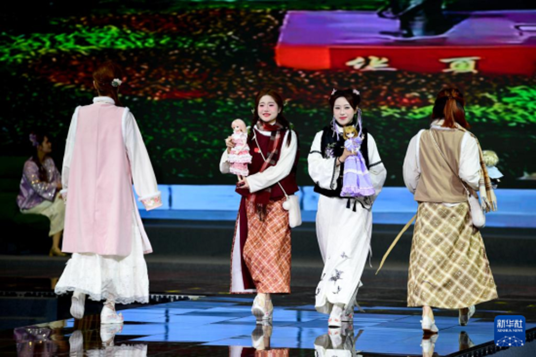 Robot hình người biểu diễn thời trang tại Lễ hội văn hóa Hán phục Cao Tiên - Ảnh 2.