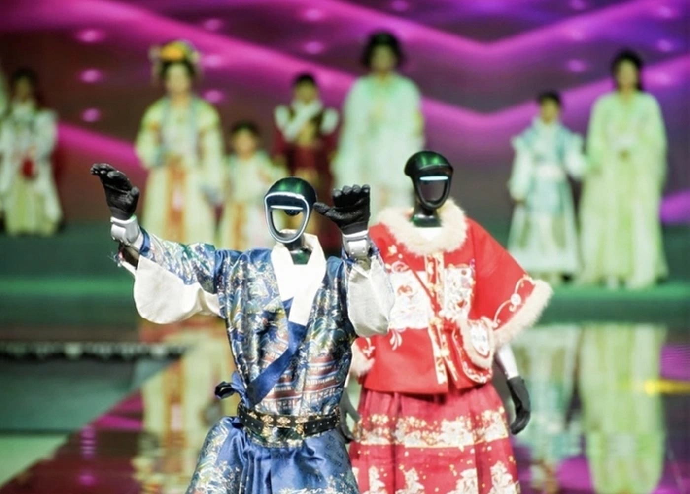Robot hình người biểu diễn thời trang tại Lễ hội văn hóa Hán phục Cao Tiên - Ảnh 1.