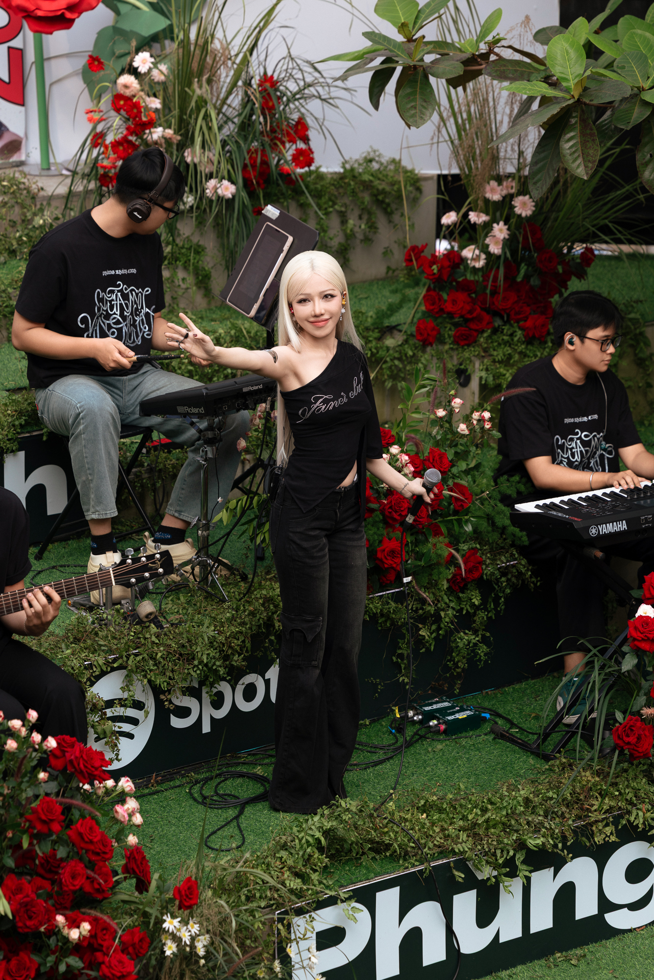 Phùng Khánh Linh nhận cúp "Đóa hồng nhạc Việt", công bố khởi động tour diễn toàn quốc - Ảnh 3.