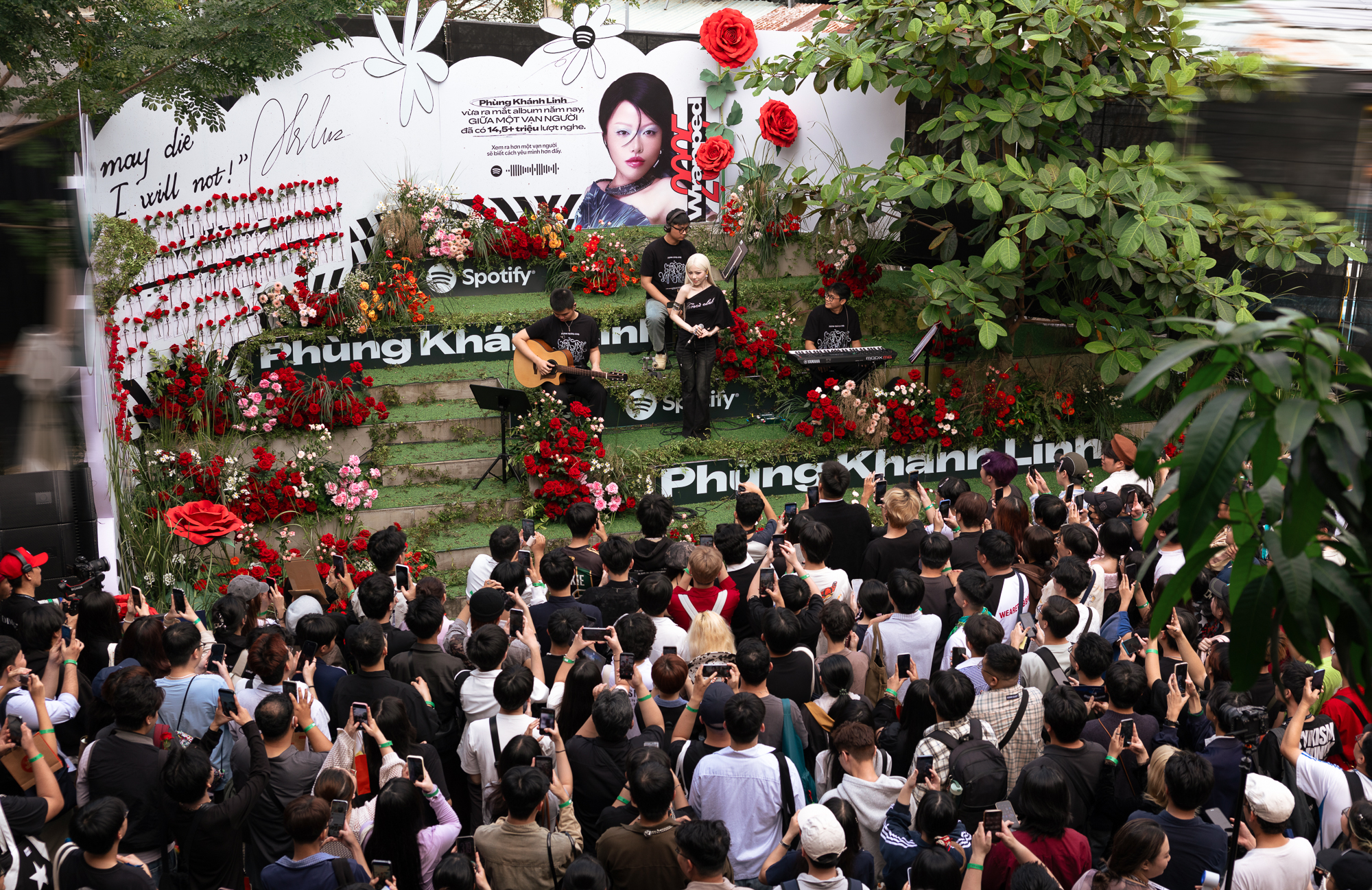 Phùng Khánh Linh nhận cúp "Đóa hồng nhạc Việt", công bố khởi động tour diễn toàn quốc - Ảnh 4.