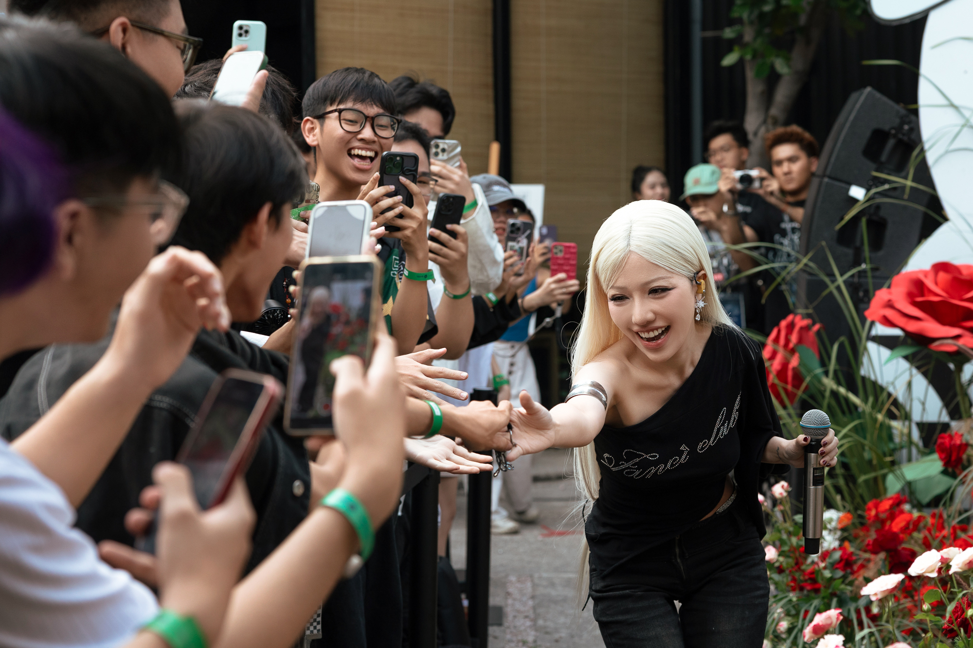 Phùng Khánh Linh nhận cúp "Đóa hồng nhạc Việt", công bố khởi động tour diễn toàn quốc - Ảnh 5.