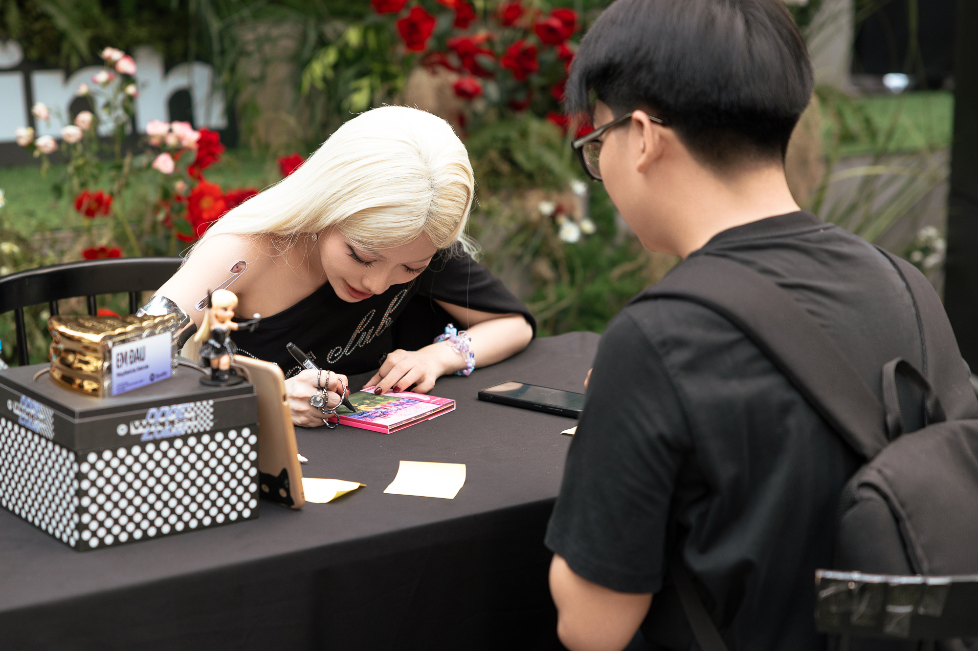 Phùng Khánh Linh nhận cúp "Đóa hồng nhạc Việt", công bố khởi động tour diễn toàn quốc - Ảnh 6.