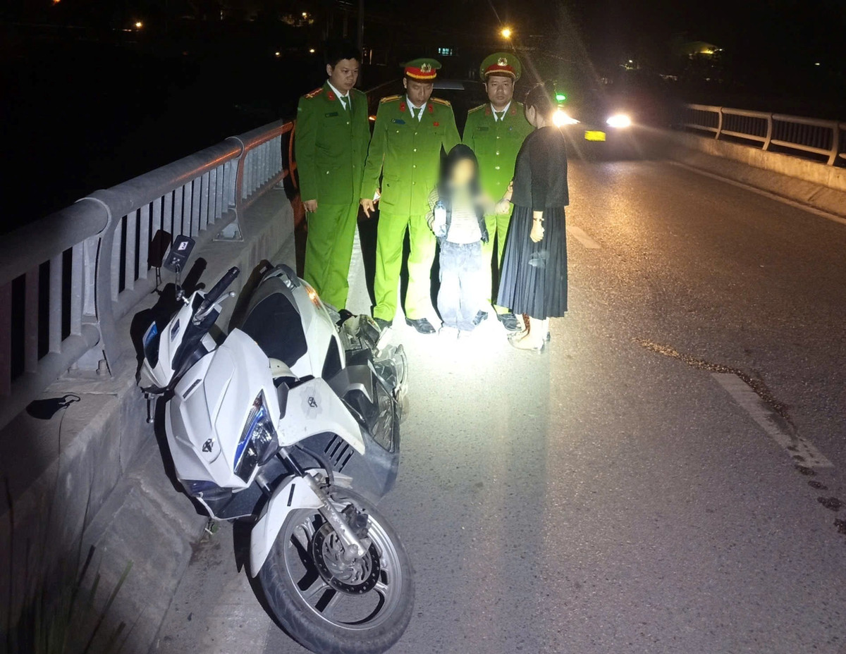 Chồng chết , người vợ trẻ ôm con trai nhảy cầu tự tử nhưng được cứu kịp thời - Ảnh 1.