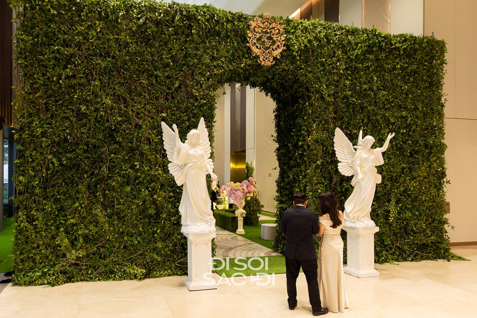 Đến chịu Tiên Nguyễn: Đám cưới concept kiến trúc Phục Hưng nhưng phục vụ gắp thú bông và chụp photobooth- Ảnh 3. Đến chịu Tiên Nguyễn: Đám cưới concept kiến trúc Phục Hưng nhưng phục vụ gắp thú bông và chụp photobooth- Ảnh 3.