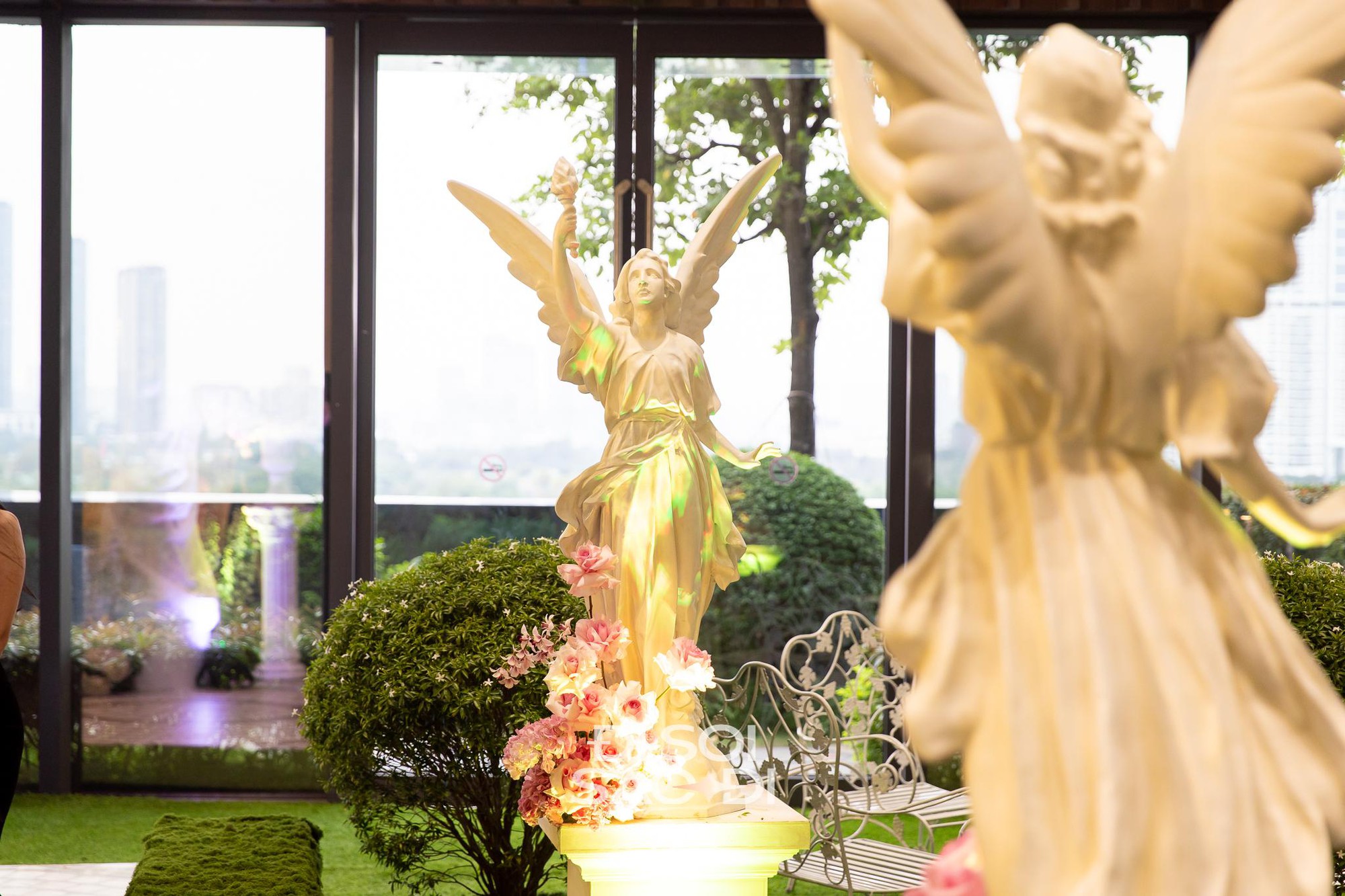 Đến chịu Tiên Nguyễn: Đám cưới concept kiến trúc Phục Hưng nhưng phục vụ gắp thú bông và chụp photobooth- Ảnh 5. Đến chịu Tiên Nguyễn: Đám cưới concept kiến trúc Phục Hưng nhưng phục vụ gắp thú bông và chụp photobooth- Ảnh 5.