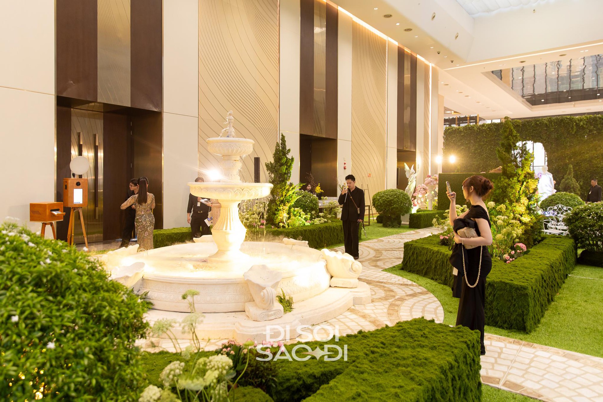 Đến chịu Tiên Nguyễn: Đám cưới concept kiến trúc Phục Hưng nhưng phục vụ gắp thú bông và chụp photobooth- Ảnh 2. Đến chịu Tiên Nguyễn: Đám cưới concept kiến trúc Phục Hưng nhưng phục vụ gắp thú bông và chụp photobooth- Ảnh 2.