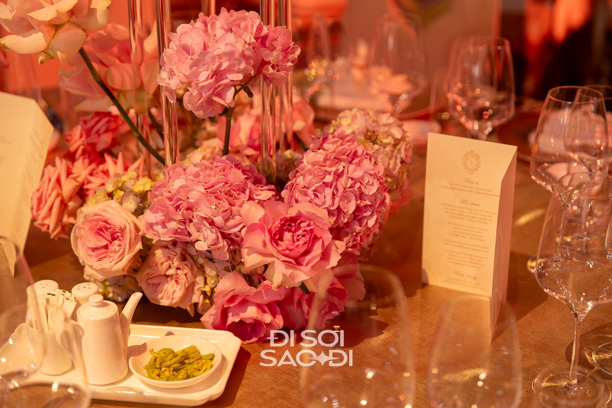 Đến chịu Tiên Nguyễn: Đám cưới concept kiến trúc Phục Hưng nhưng phục vụ gắp thú bông và chụp photobooth- Ảnh 12. Đến chịu Tiên Nguyễn: Đám cưới concept kiến trúc Phục Hưng nhưng phục vụ gắp thú bông và chụp photobooth- Ảnh 12.