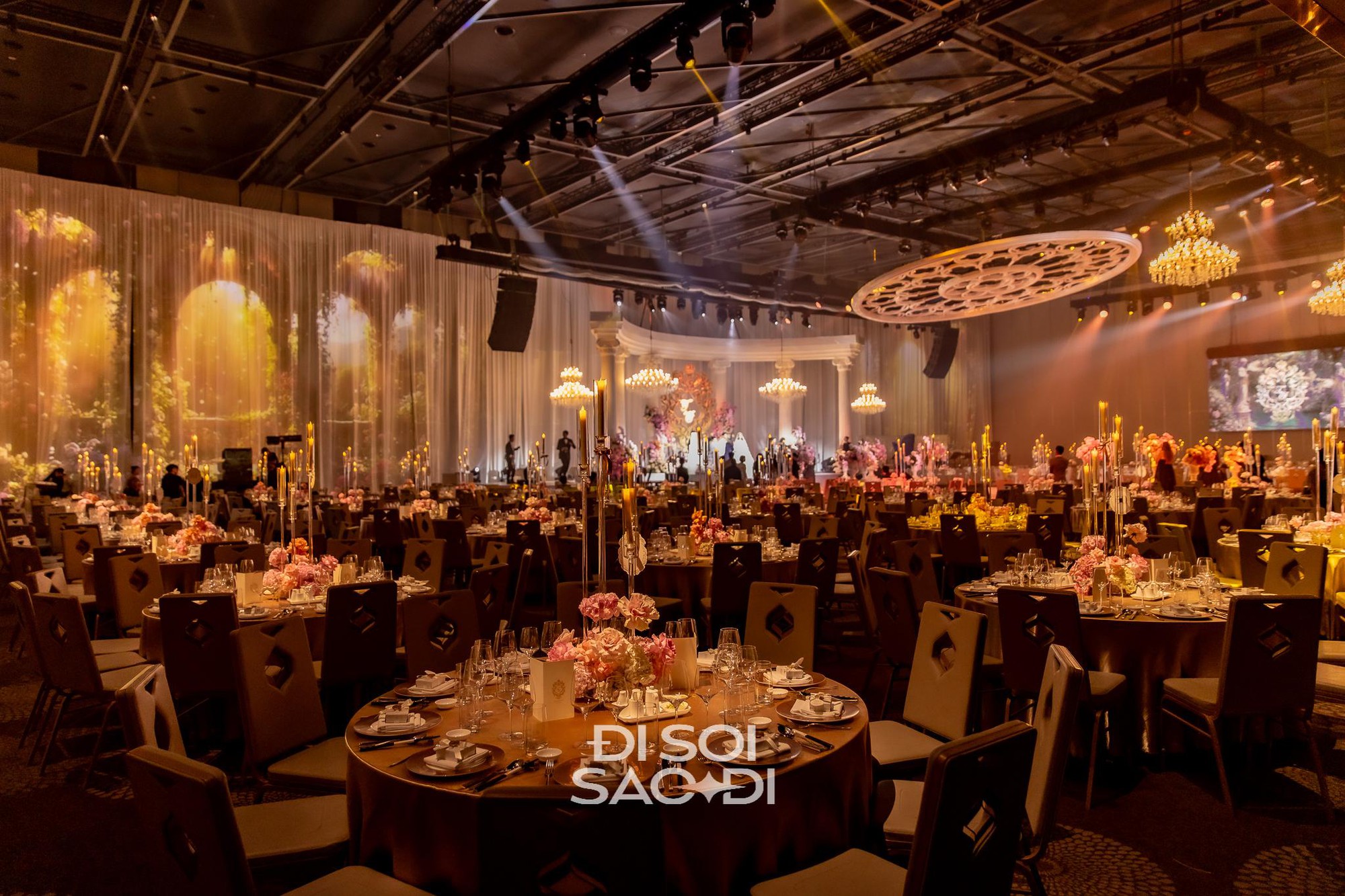 Đến chịu Tiên Nguyễn: Đám cưới concept kiến trúc Phục Hưng nhưng phục vụ gắp thú bông và chụp photobooth- Ảnh 10. Đến chịu Tiên Nguyễn: Đám cưới concept kiến trúc Phục Hưng nhưng phục vụ gắp thú bông và chụp photobooth- Ảnh 10.