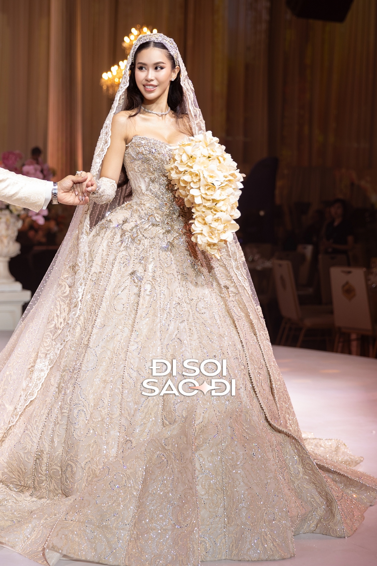 Điều Tiên Nguyễn cài cắm trong 2 bó hoa cưới đắt đỏ- Ảnh 4. Điều Tiên Nguyễn cài cắm trong 2 bó hoa cưới đắt đỏ- Ảnh 4.