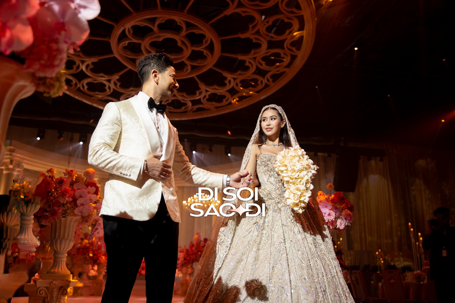 Điều Tiên Nguyễn cài cắm trong 2 bó hoa cưới đắt đỏ- Ảnh 5. Điều Tiên Nguyễn cài cắm trong 2 bó hoa cưới đắt đỏ- Ảnh 5.