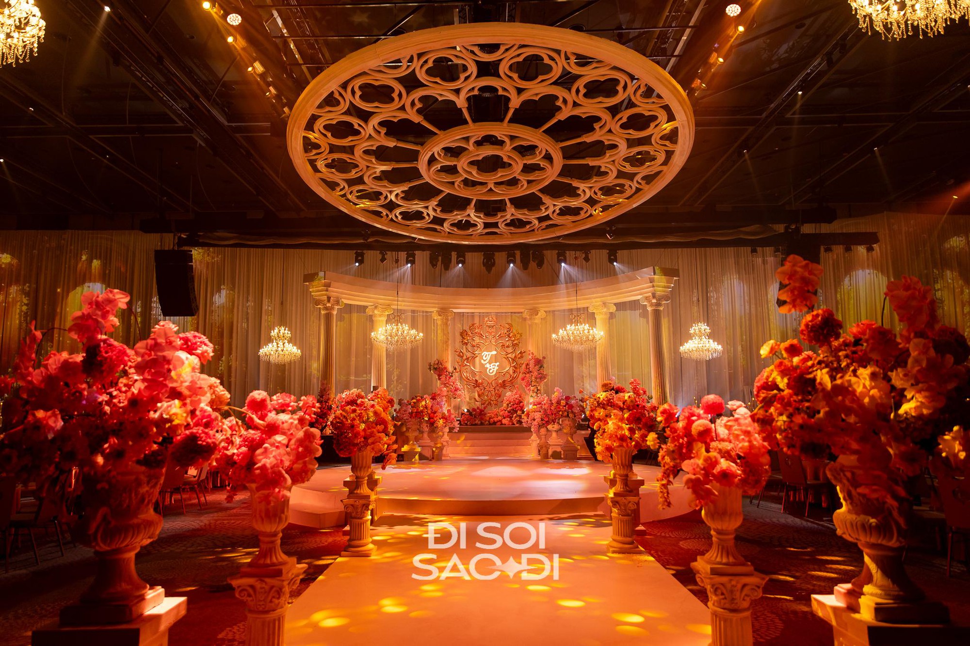 Đến chịu Tiên Nguyễn: Đám cưới concept kiến trúc Phục Hưng nhưng phục vụ gắp thú bông và chụp photobooth- Ảnh 9. Đến chịu Tiên Nguyễn: Đám cưới concept kiến trúc Phục Hưng nhưng phục vụ gắp thú bông và chụp photobooth- Ảnh 9.