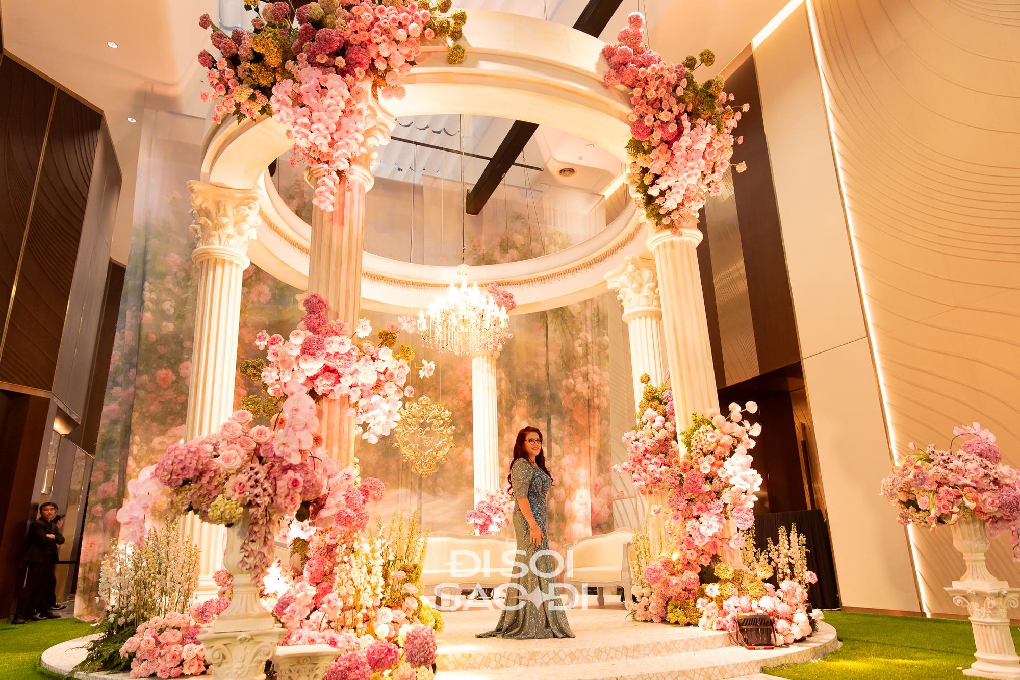 Đến chịu Tiên Nguyễn: Đám cưới concept kiến trúc Phục Hưng nhưng phục vụ gắp thú bông và chụp photobooth- Ảnh 8. Đến chịu Tiên Nguyễn: Đám cưới concept kiến trúc Phục Hưng nhưng phục vụ gắp thú bông và chụp photobooth- Ảnh 8.