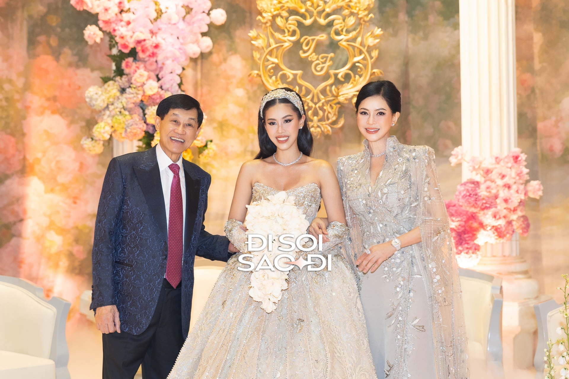 Điều Tiên Nguyễn cài cắm trong 2 bó hoa cưới đắt đỏ- Ảnh 6. Điều Tiên Nguyễn cài cắm trong 2 bó hoa cưới đắt đỏ- Ảnh 6.