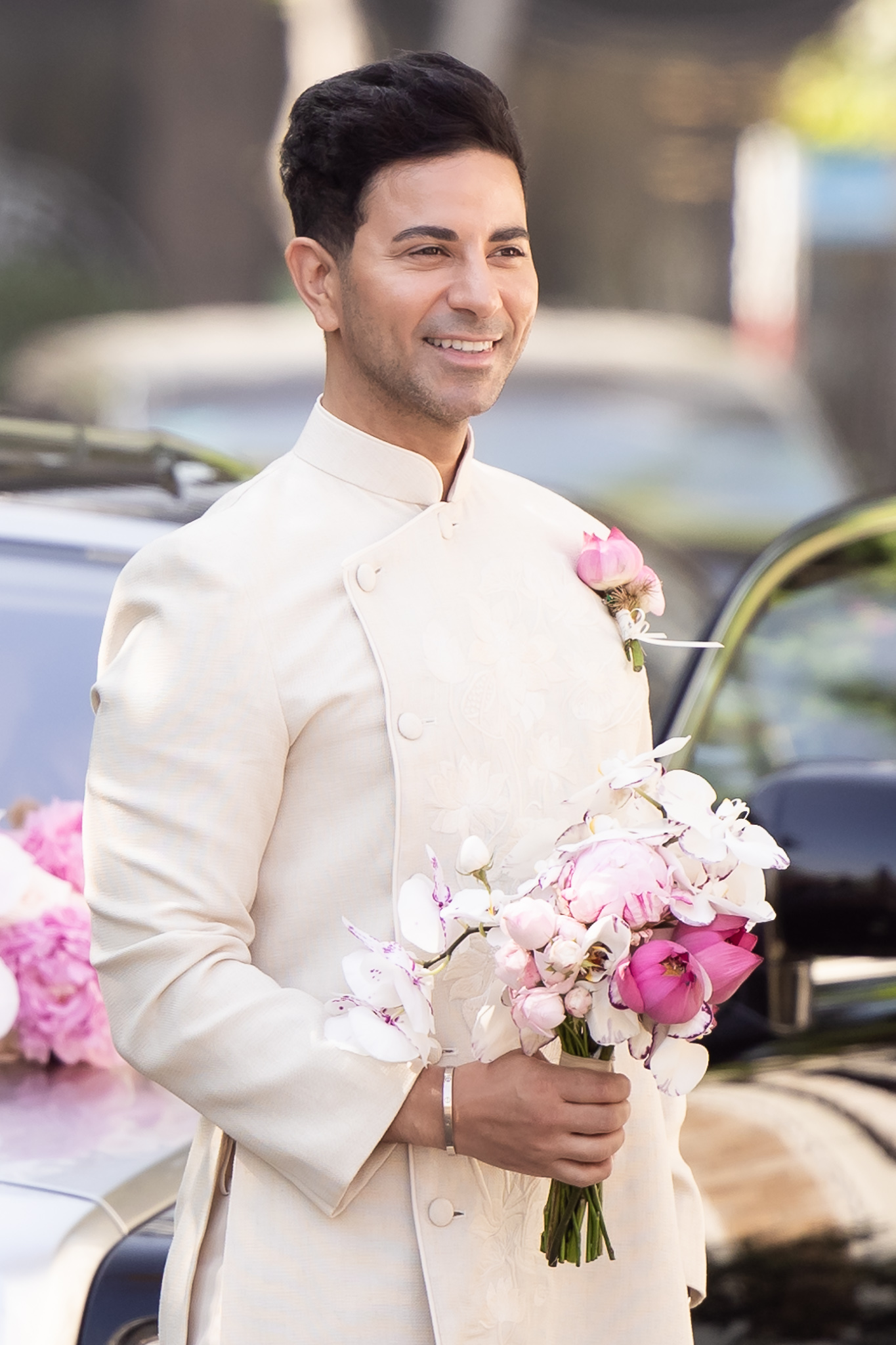 Điều Tiên Nguyễn cài cắm trong 2 bó hoa cưới đắt đỏ- Ảnh 1. Điều Tiên Nguyễn cài cắm trong 2 bó hoa cưới đắt đỏ- Ảnh 1.