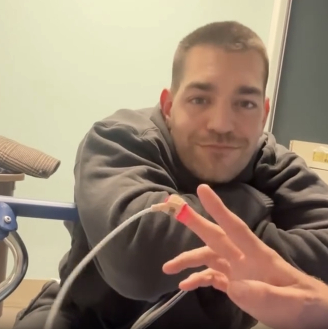 Sao nam được bạn trai đồng tính cực phẩm kề cận chăm sóc sau khi nhập viện khẩn cấp vì thuốc lá điện tử- Ảnh 2.