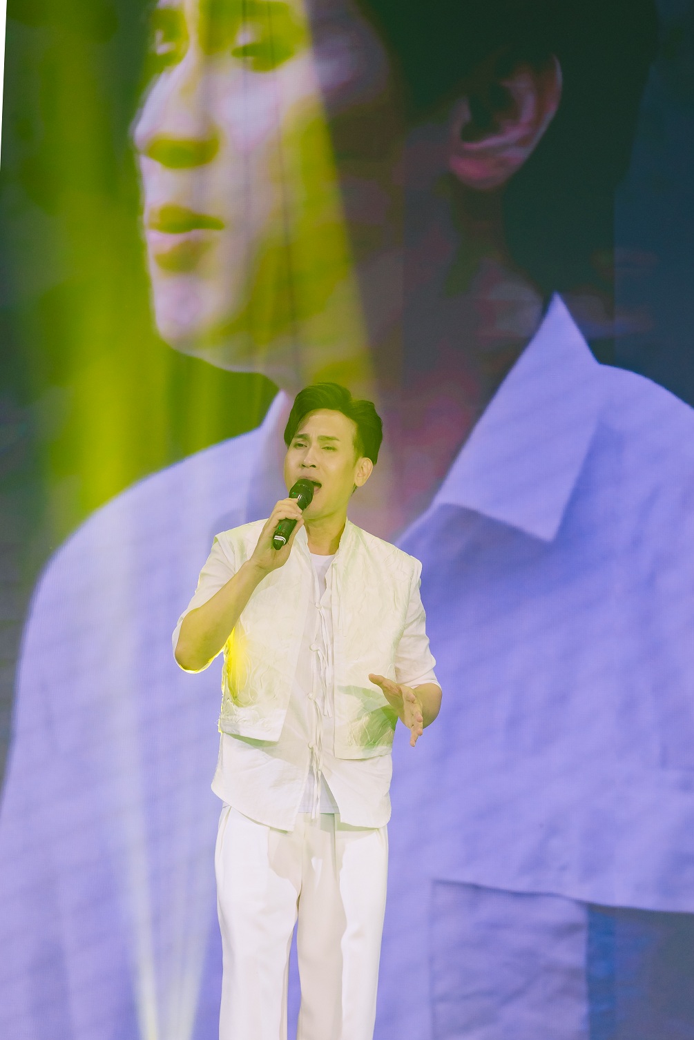 Loạt sao Việt trình diễn không cát-xê, chia sẻ với đồng bào miền Trung sau bão lũ- Ảnh 8.