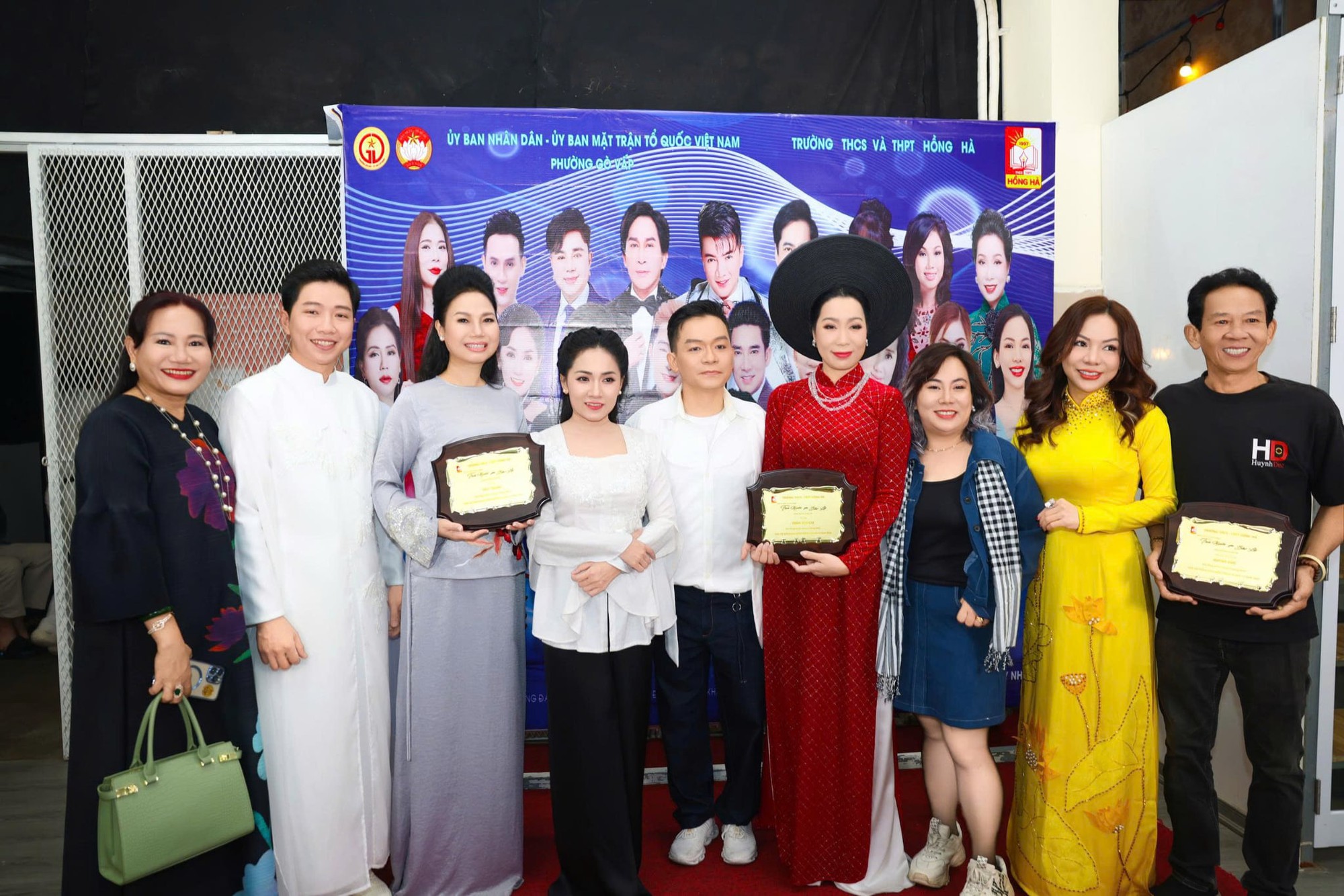 Loạt sao Việt trình diễn không cát-xê, chia sẻ với đồng bào miền Trung sau bão lũ- Ảnh 7.