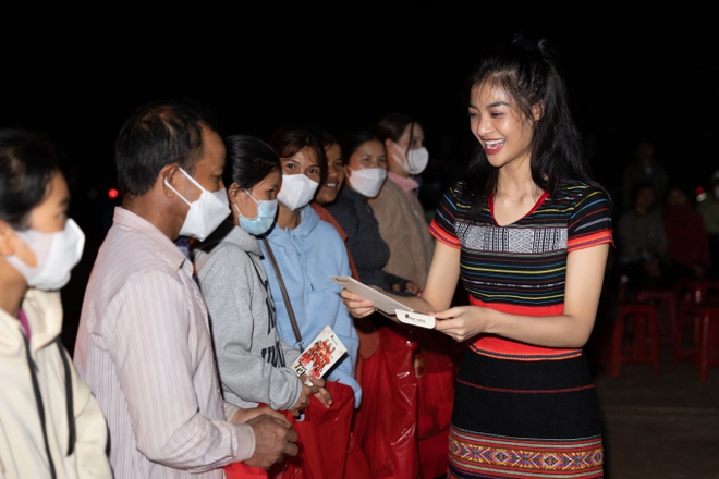 Á hậu nhà Sen Vàng bị quấy rối- Ảnh 3. Á hậu nhà Sen Vàng bị quấy rối- Ảnh 3.