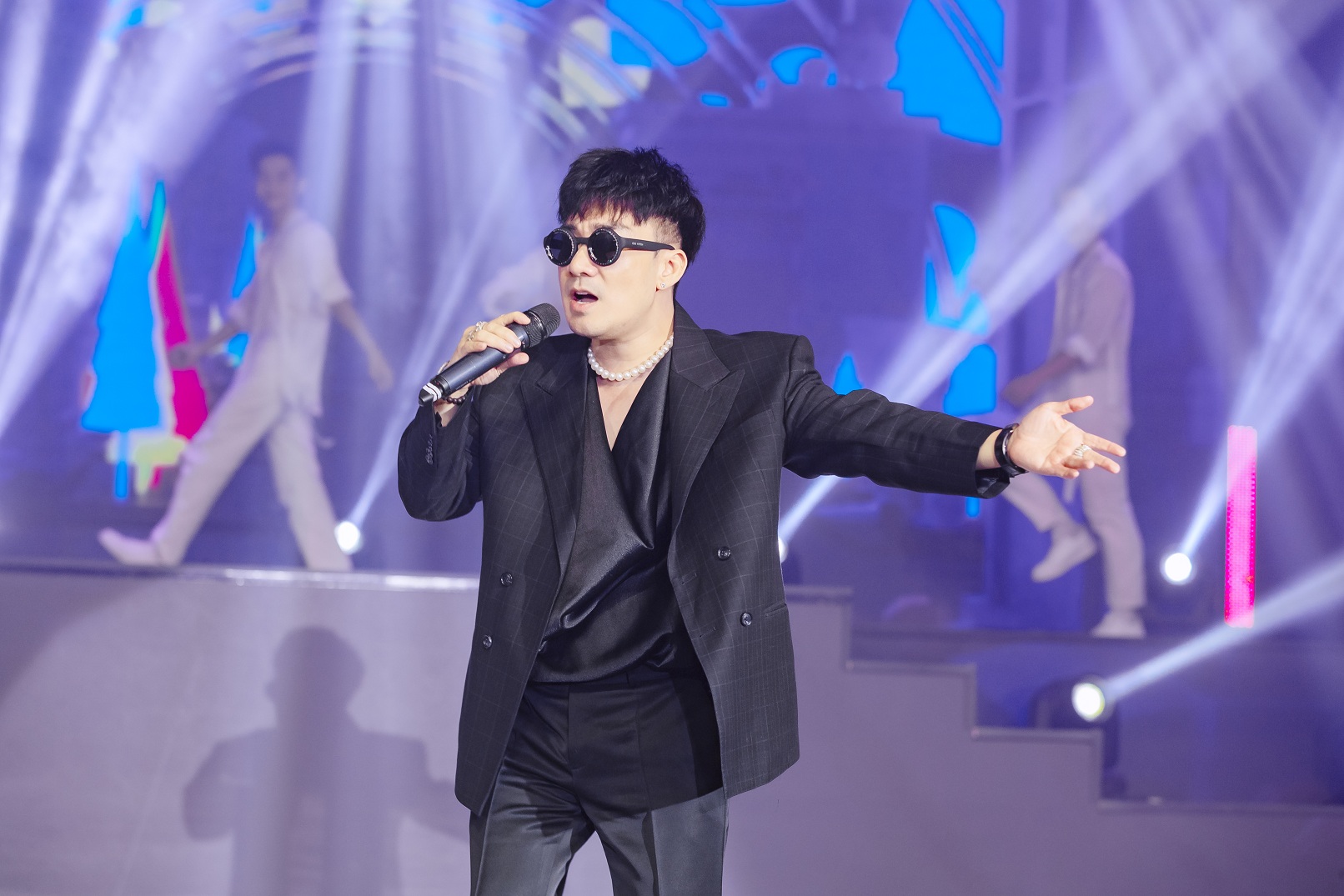 Loạt sao Việt trình diễn không cát-xê, chia sẻ với đồng bào miền Trung sau bão lũ- Ảnh 3.