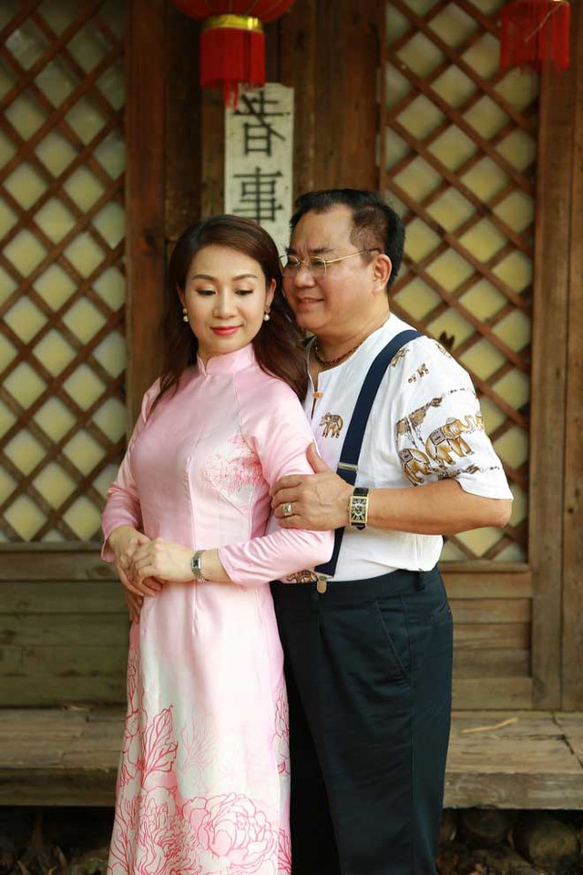 Nhan sắc vợ kém 13 tuổi của nam Đại tá là NSND, nguyên Giám đốc Nhà hát Chèo Quân đội - Ảnh 2.