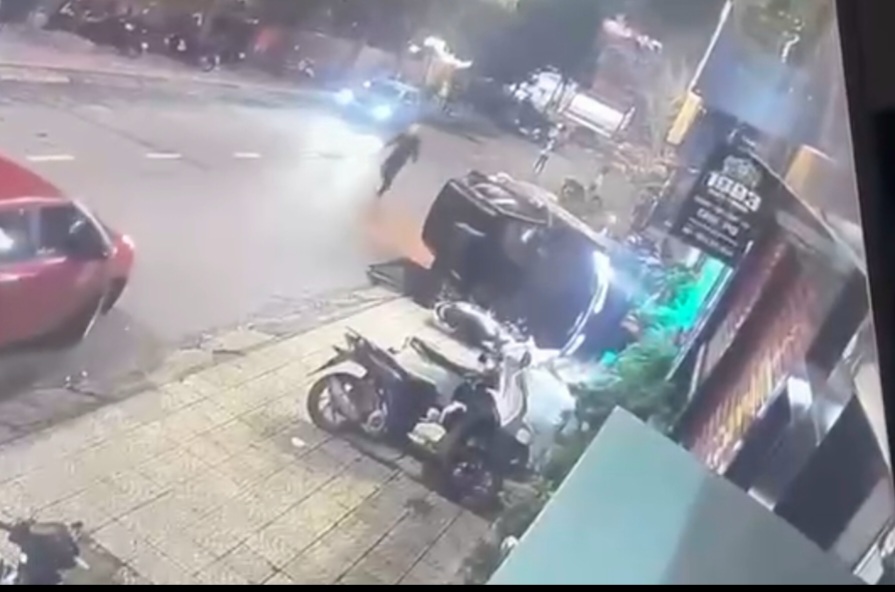 Xe ô tô tông trúng 3 người trên vỉa hè: Tai nạn ô tô nghiêm trọng tại Quảng Trị - Ảnh 1. Xe ô tô tông trúng 3 người trên vỉa hè: Tai nạn ô tô nghiêm trọng tại Quảng Trị - Ảnh 1.