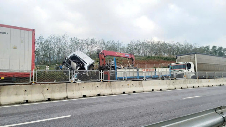 Tai nạn xe đầu kéo trên cao tốc Bùng - Vạn Ninh khiến 5 người thương vong - Ảnh 1.
