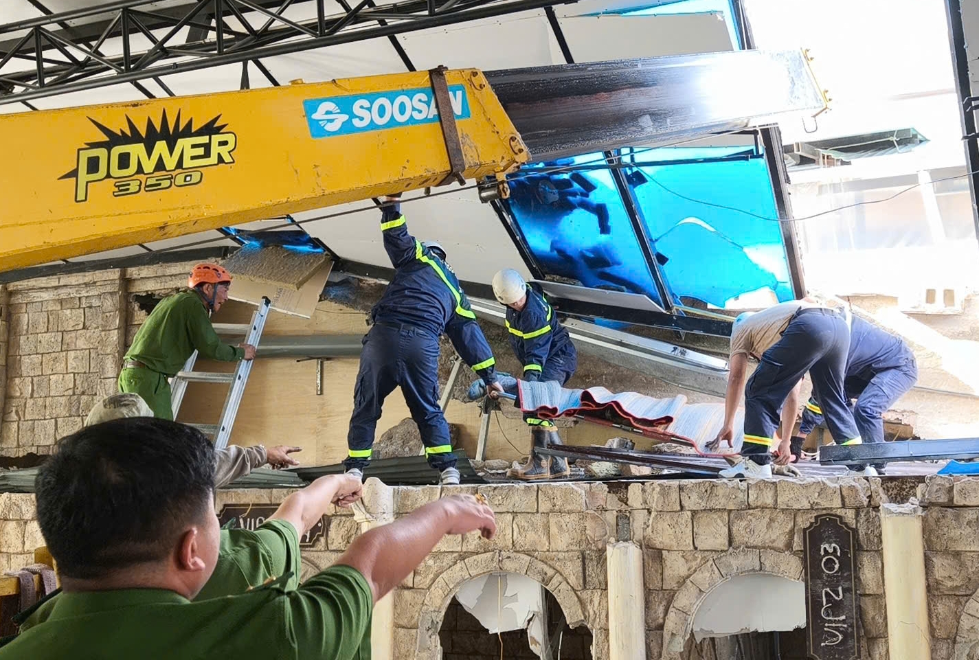 Đà Lạt: Sập mái nhà thi công , một công nhân tử vong Trong tai nạn lao động - Ảnh 2. Đà Lạt: Sập mái nhà thi công , một công nhân tử vong Trong tai nạn lao động - Ảnh 2.