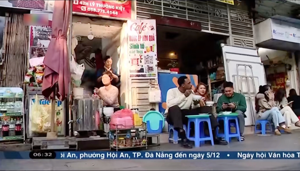 Khách Tây ngồi vỉa hè ăn đặc sản khi du lịch Hà Nội: Bất ngờ được lên thời sự, danh tính thật gây thích thú - Ảnh 2.