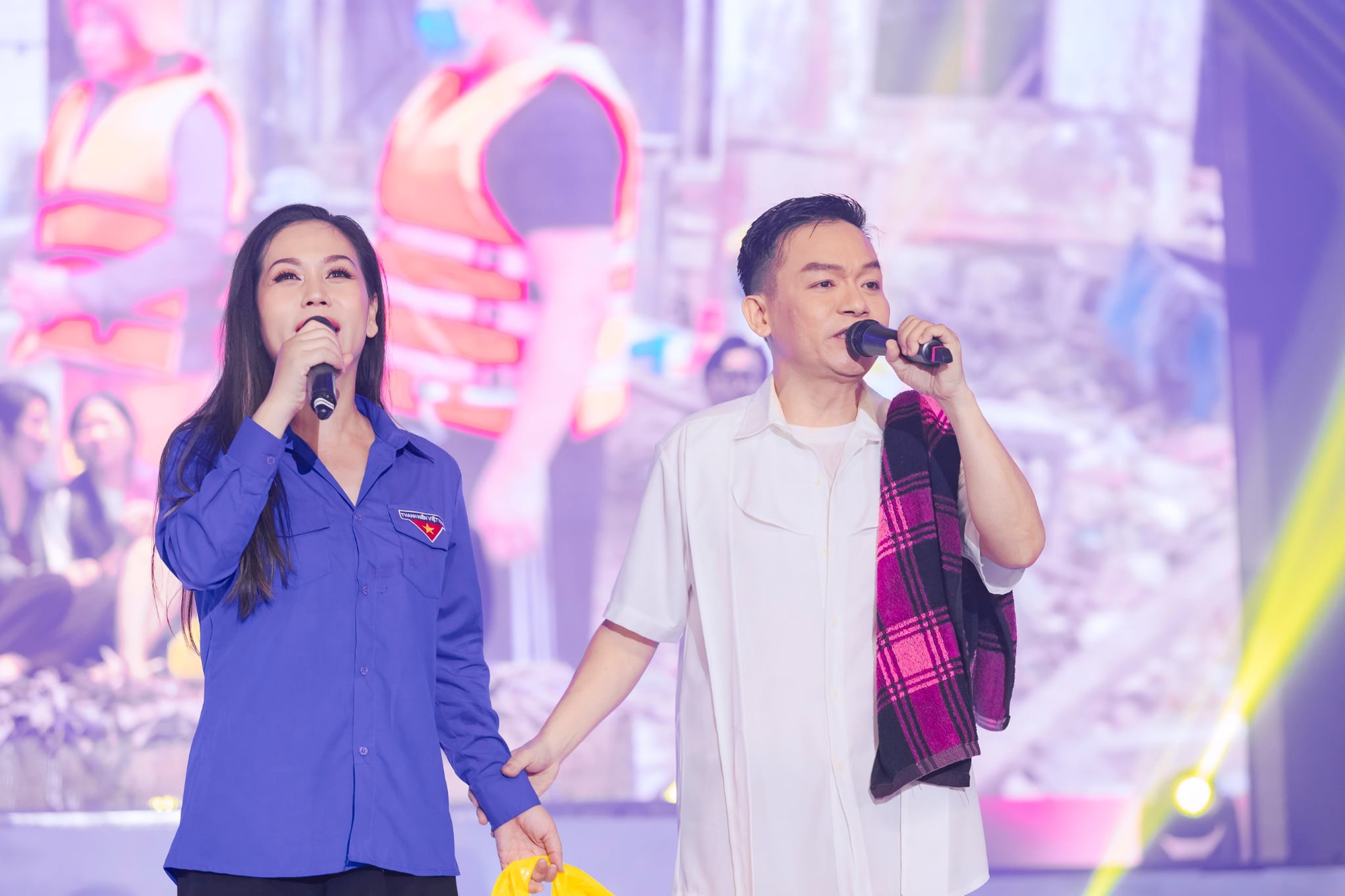 Loạt sao Việt trình diễn không cát-xê, chia sẻ với đồng bào miền Trung sau bão lũ- Ảnh 9.