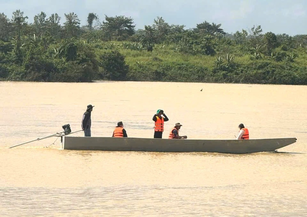 Nước mắt người cha chờ tin nữ sinh mất tích bên bờ sông Krông Ana - Ảnh 1.