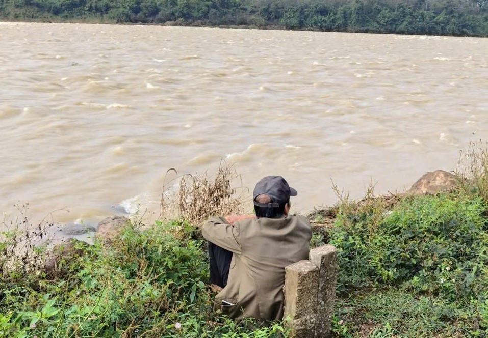 Nước mắt người cha chờ tin nữ sinh mất tích bên bờ sông Krông Ana - Ảnh 2.