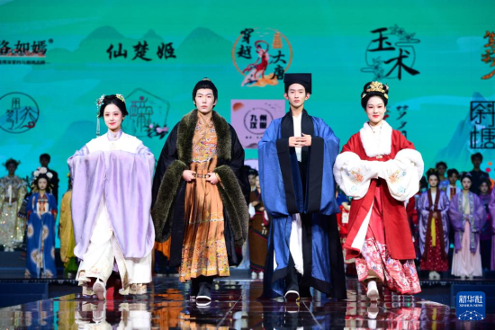 Robot hình người biểu diễn thời trang tại Lễ hội văn hóa Hán phục Cao Tiên - Ảnh 3.