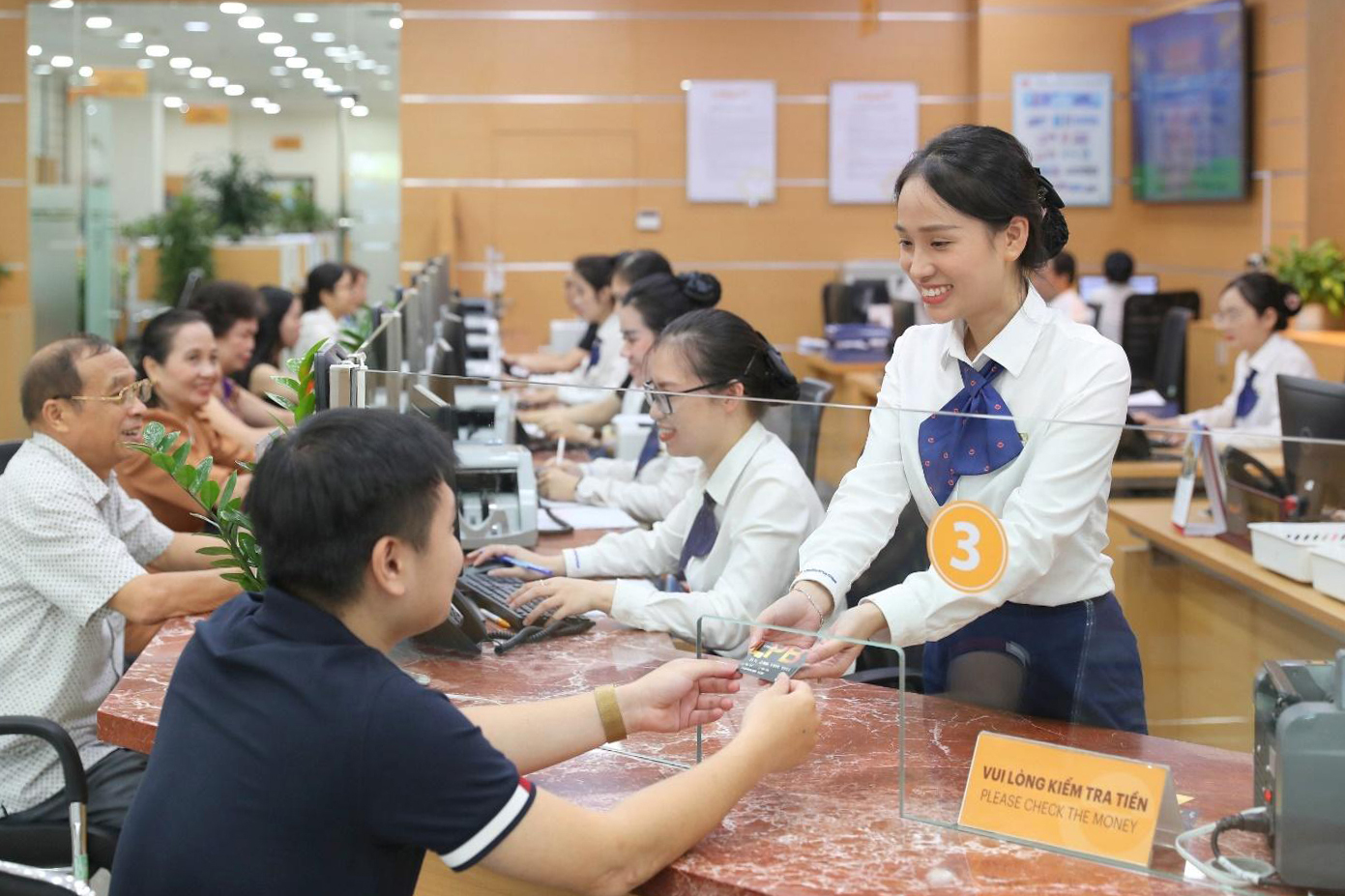 Ngân Hàng Khóa Thẻ Và Dừng Giao Dịch: Điều Gì Cần Biết Trước 1 / 1 / 2026 - Ảnh 1. Ngân Hàng Khóa Thẻ Và Dừng Giao Dịch: Điều Gì Cần Biết Trước 1 / 1 / 2026 - Ảnh 1.