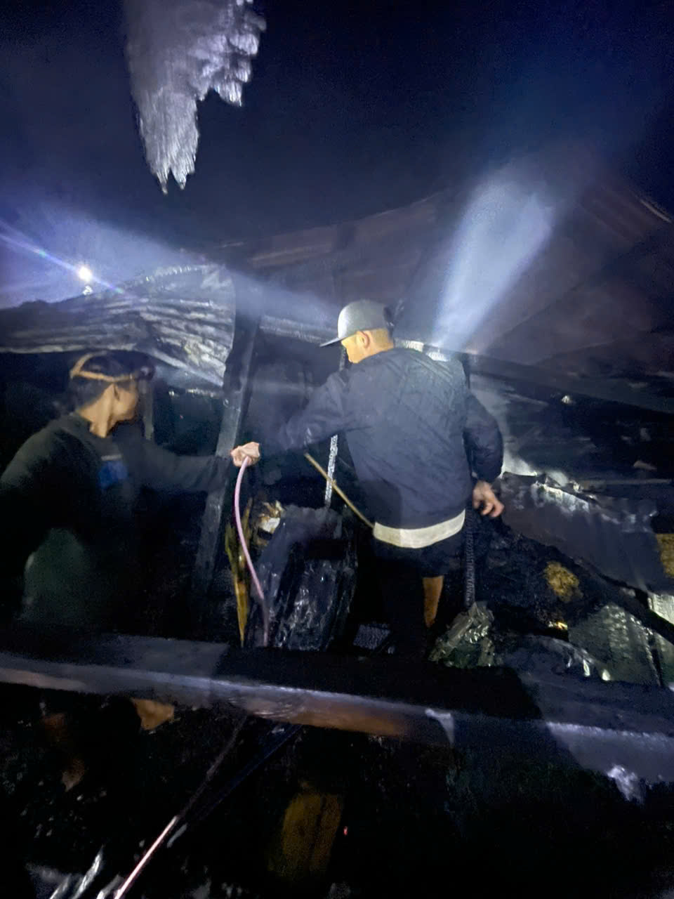 Cháy nhà Đà Nẵng khiến cụ ông không kịp chạy thoát , thiệt hại nặng nề về tài sản - Ảnh 1.