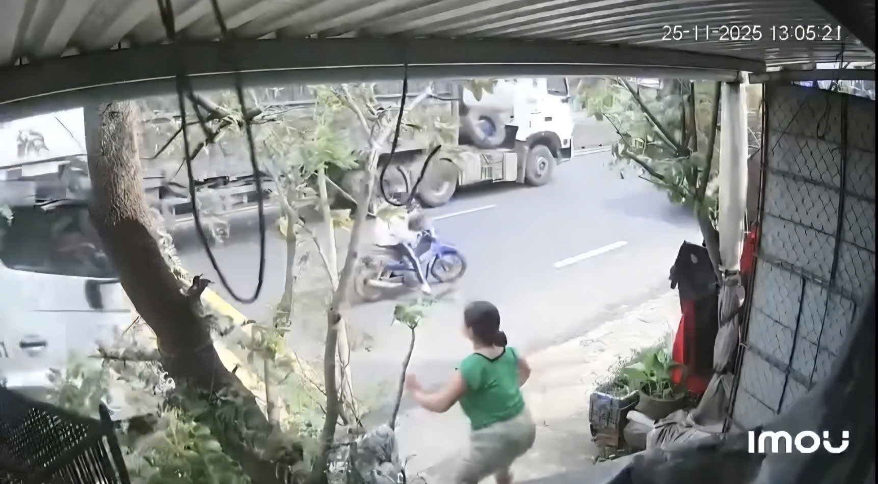 Chiến sĩ cứu nạn kịp thời kéo nữ sinh khỏi xe container lao tới - Ảnh 1.