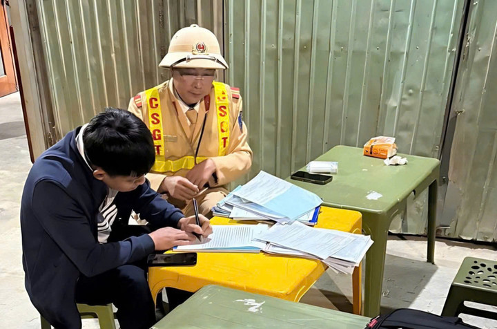 Tài xế Thái Nguyên tăng ga hất CSGT lên nắp capo Khi bị kiểm tra nồng độ cồn - Ảnh 1.