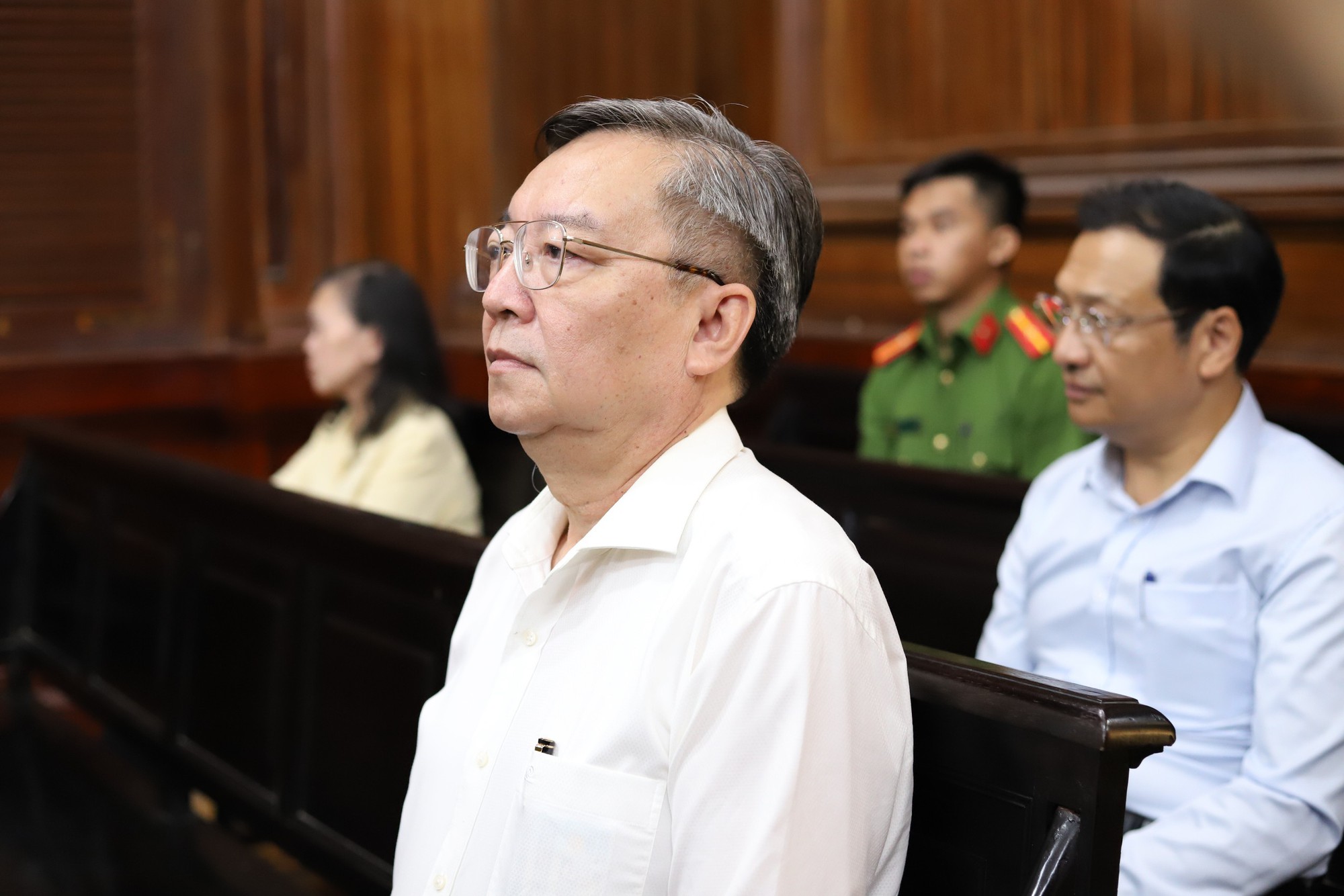 Sáng nay, cựu giám đốc cùng phó giám đốc Sở GD-ĐT hầu tòa  - Ảnh 1.