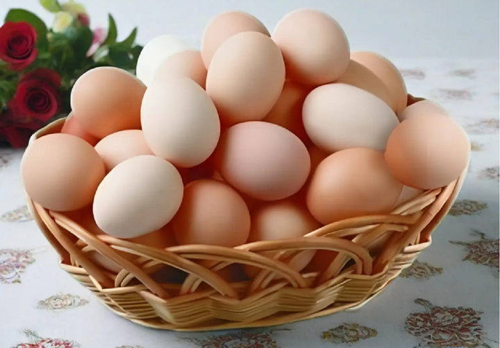 Trứng gà màu trắng và màu nâu: Lọai nào tốt hơn cho sức khỏe? - Ảnh 1.