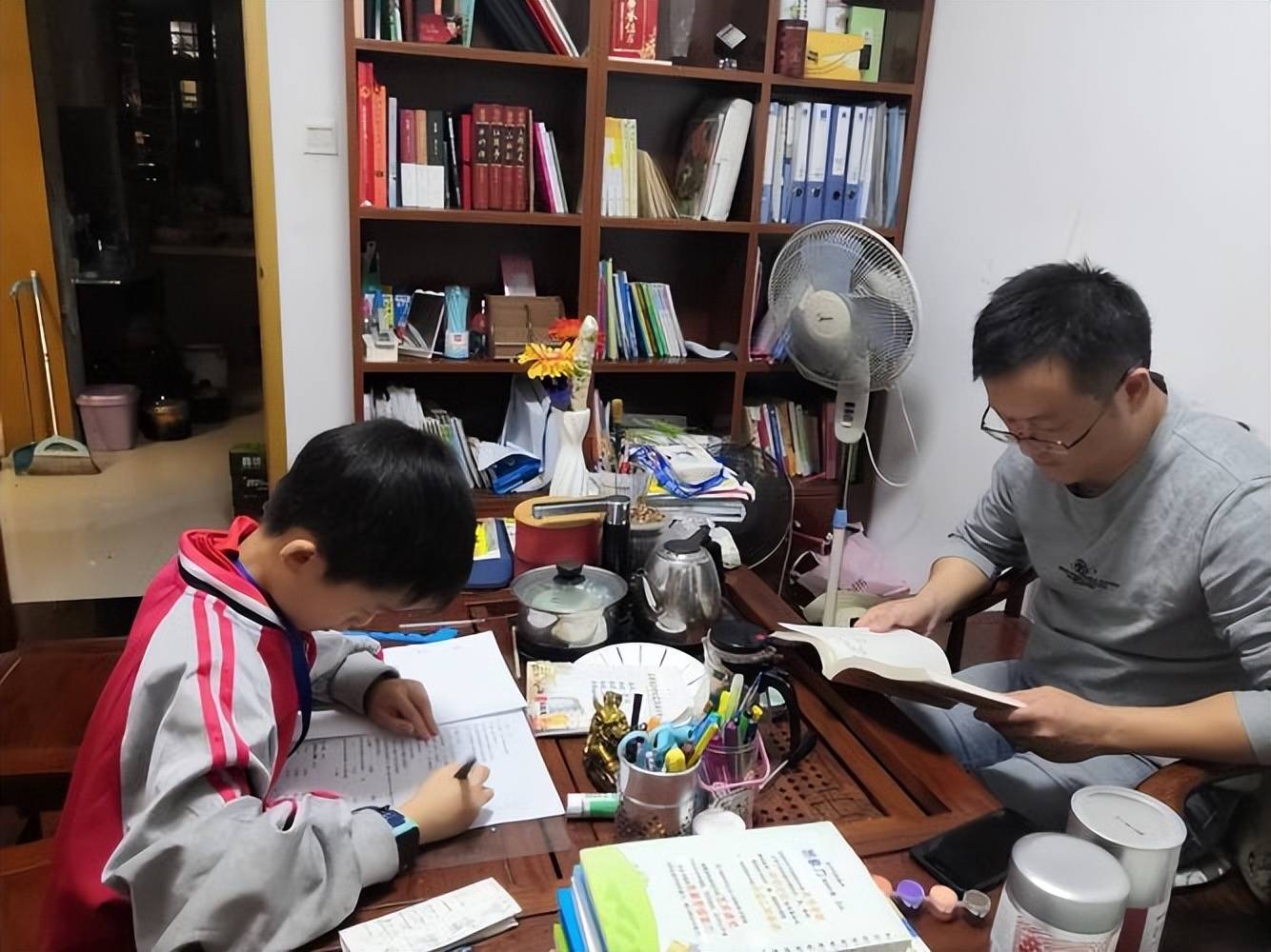 Điều đầu tiên trẻ làm khi về nhà ảnh hưởng thành tích học tập - Ảnh 3.