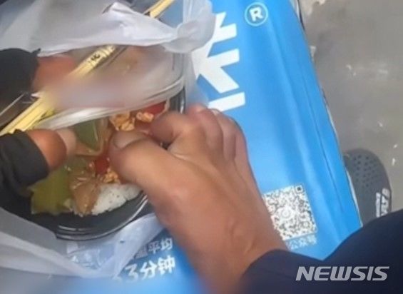 Nhân viên giao hàng nhổ nước bọt vào đồ ăn gây phẫn nộ dư luận - Ảnh 1. Nhân viên giao hàng nhổ nước bọt vào đồ ăn gây phẫn nộ dư luận - Ảnh 1.