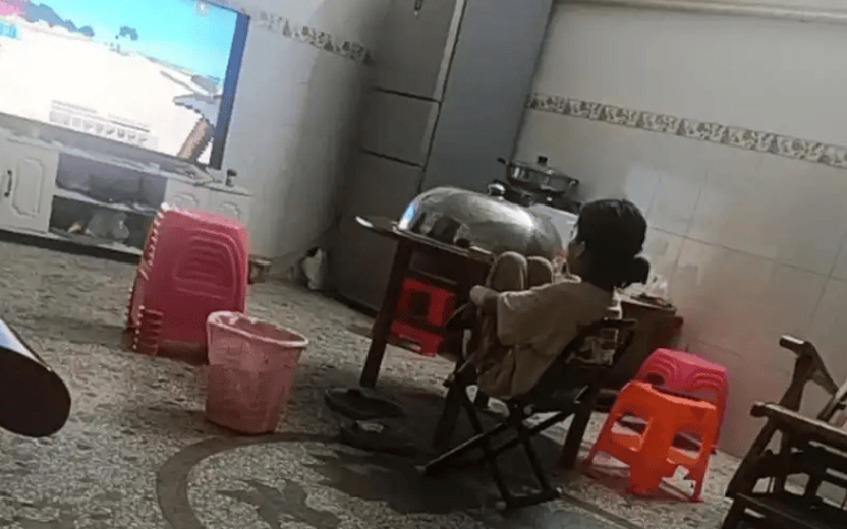 Điều đầu tiên trẻ làm khi về nhà ảnh hưởng thành tích học tập - Ảnh 1.