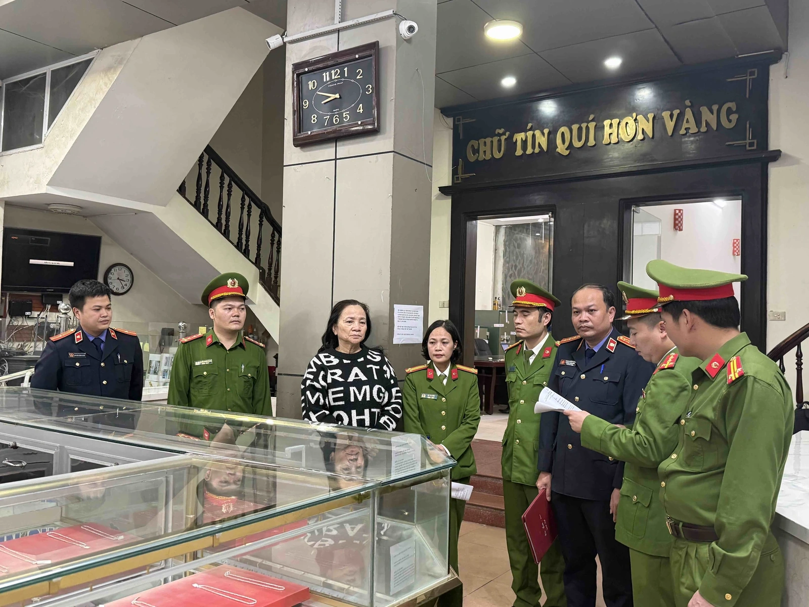 Bắt tạm giam, khám xét nơi ở của chủ tiệm vàng nổi tiếng Lê Thị Thu Hương và chồng - Ảnh 2.