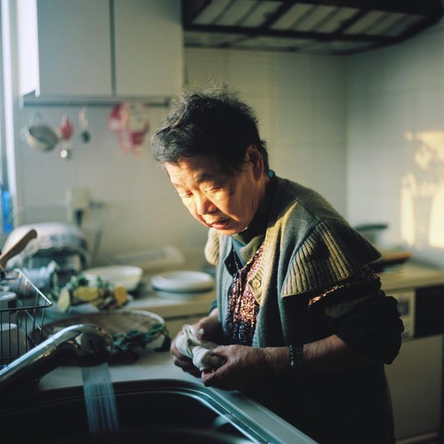 Người phụ nữ 30 năm làm giúp việc tiết lộ bi kịch của người già có tiền- Ảnh 1.