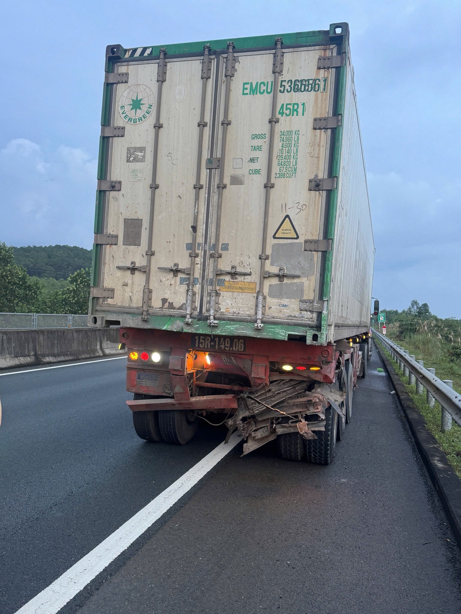 Tai nạn 4 người chết ở Đà Nẵng: Cả lái xe và khách không thắt dây an toàn - Ảnh 3. Tai nạn 4 người chết ở Đà Nẵng: Cả lái xe và khách không thắt dây an toàn - Ảnh 3.